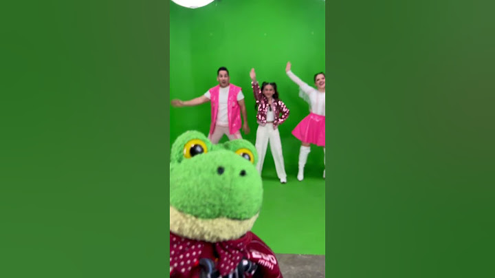 Bailando #Rhenné con @LosMeniquesDeLaCasa 🐸💓 #laracampos #music