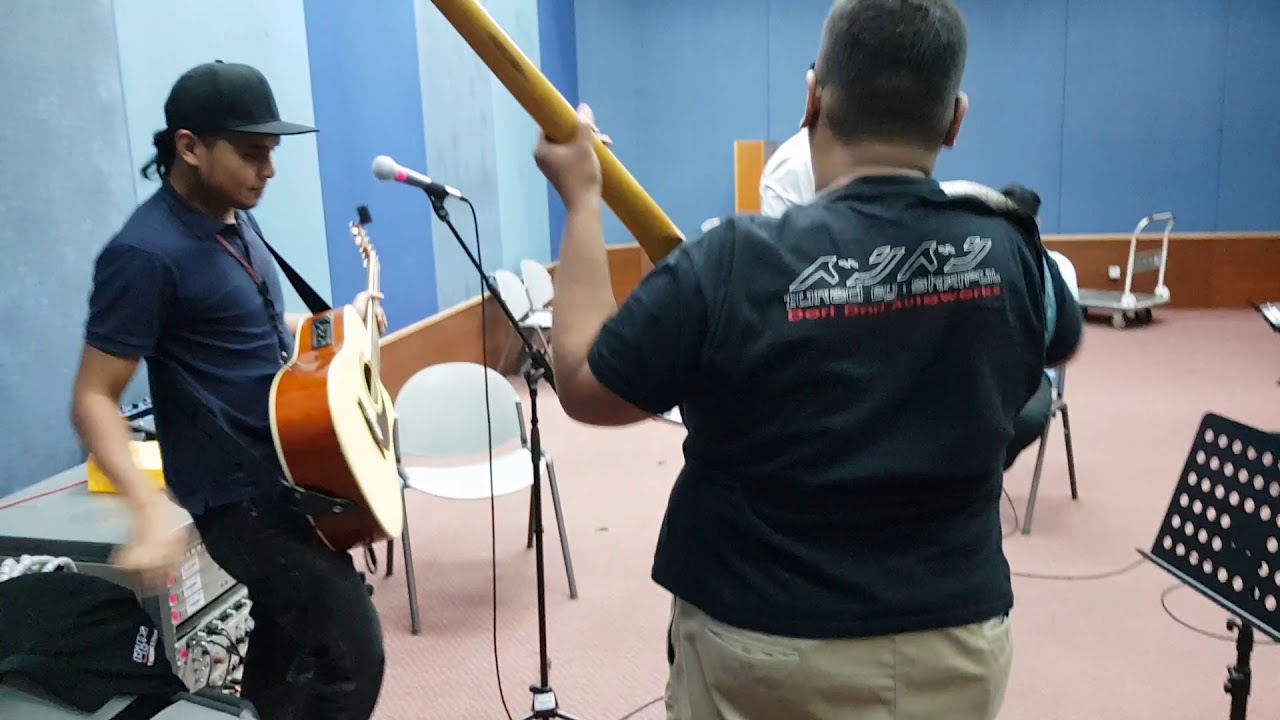 The tech buskers,homemade drum - YouTube