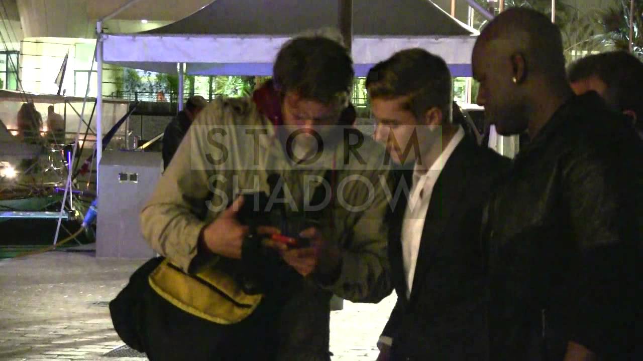 EXCLUSIVE: Justin Bieber talks art with a paparazzi in Cannes
