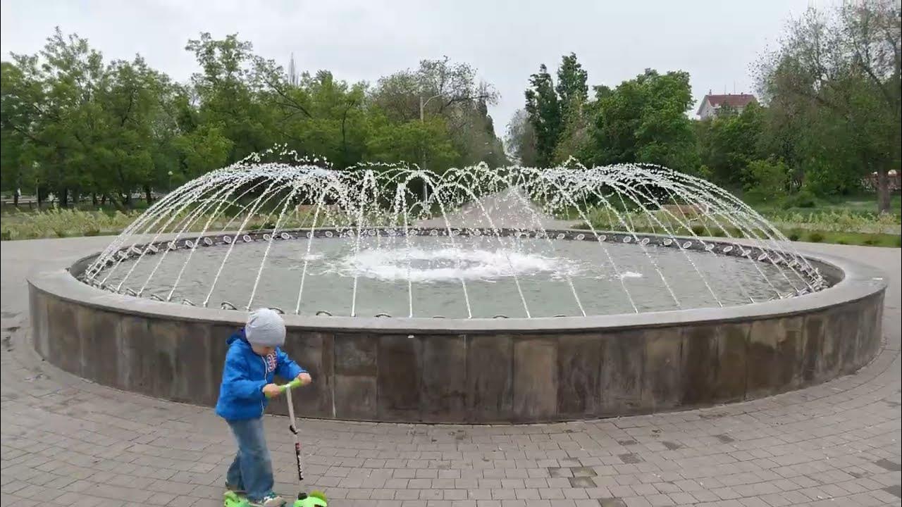 Вода краснооктябрьский район волгоград. Фонтан в Краснооктябрьском районе. Парк в Краснооктябрьском районе Волгограда. Круглый фонтан в парке. Фонтаны в парках необычные.