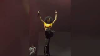 Tyla Dancing On The Under The Influence Tour with Chris Brown pop like this (tyla dance)💙💙💤💤