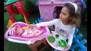 Leranın işi çıkınca Lala bebeğe elif bakıyor, yemek hazırlıyor uyutuyor, bahçede eğlenceli oyunlar