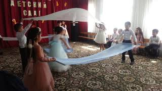 Танец с полотнами: Детство Танец с полотнами: Детство