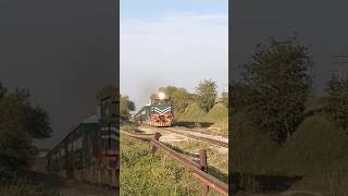 GEU 20 locomotive 4554 2000Hp Diesel Electric Engine Leading Islamabad Express