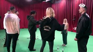 Selin Koordinon Grupin Për Shfaqjen, Baby G Dhe Artani I Përgjojnë Pas Derës