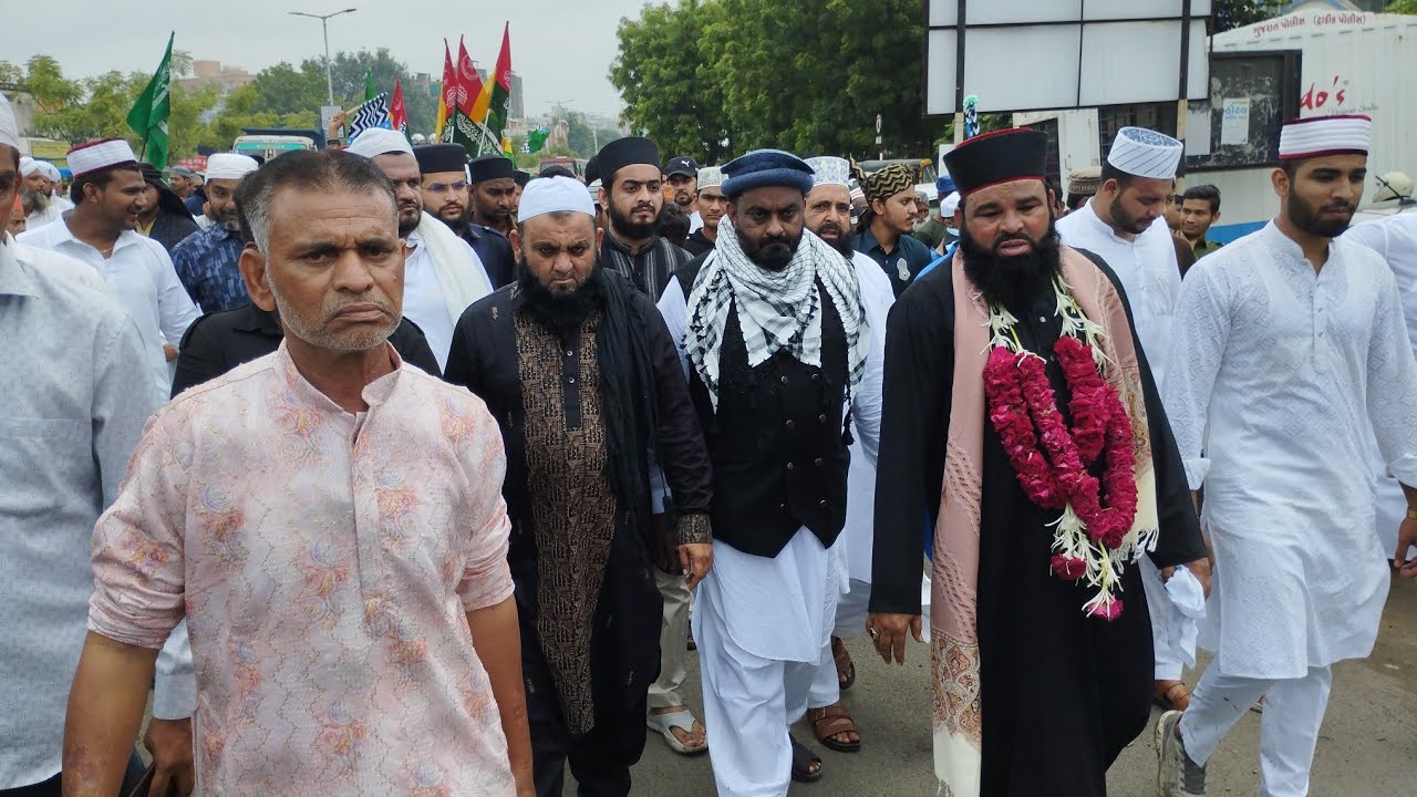 Sarkhej: यासीन बापू की अगुवाई में निकला ईद ए मिलाद का जुलूस, उम्मत को मंच से दिया बड़ा और अहम पैगाम 