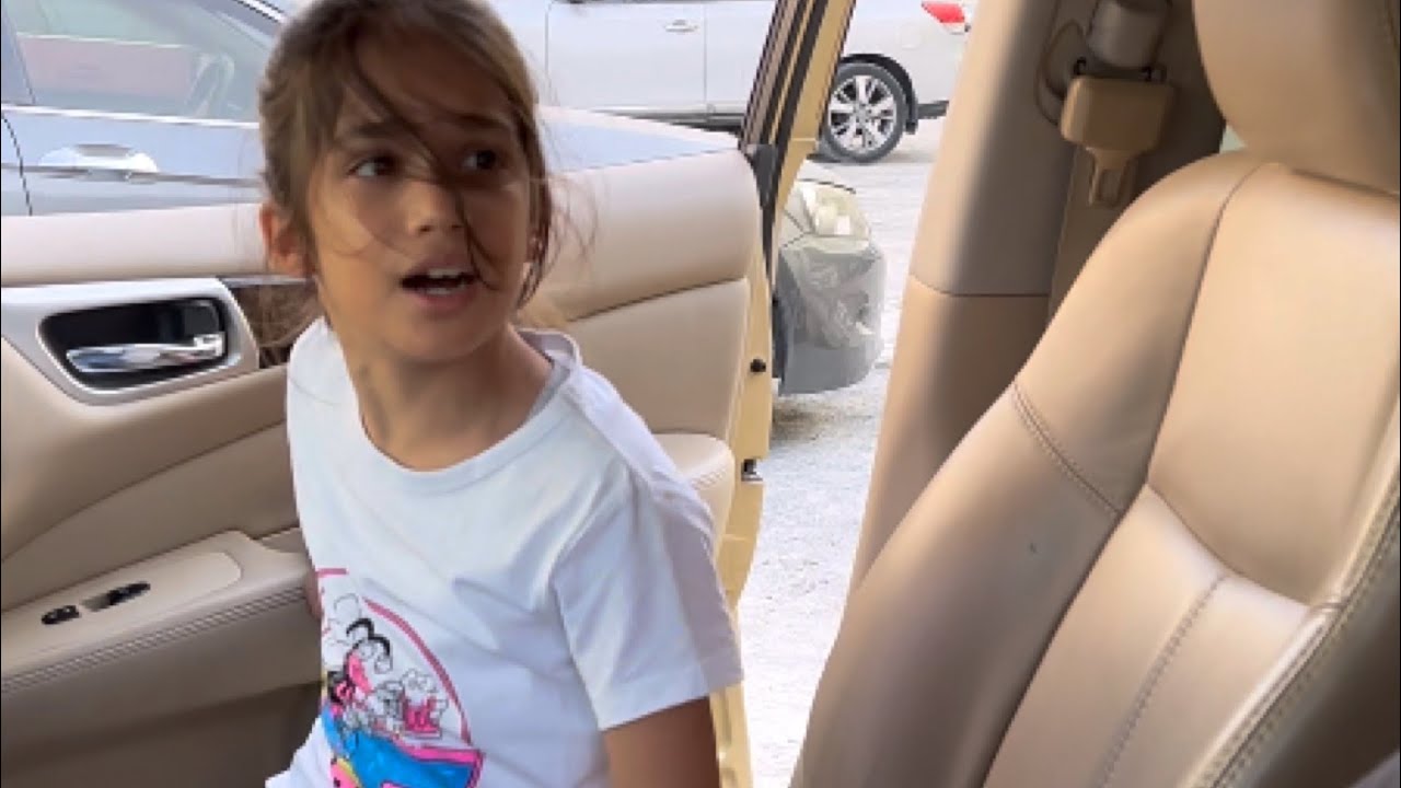 هذه الطفله قفزت الى داخل سيارة الرجل ونادته بابا لتنقذ نفسها من لص يلاحقها ولكن شاهد كيف نقذها؟