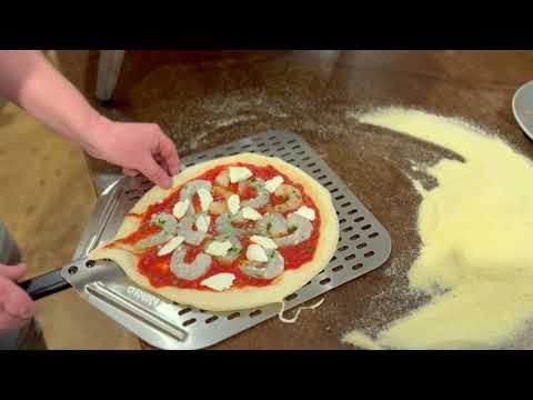 Enfournement pizza napolitaine dans l'Ooni Koda 12 — lancement à la pelle et rotation 180° à 30 secondes