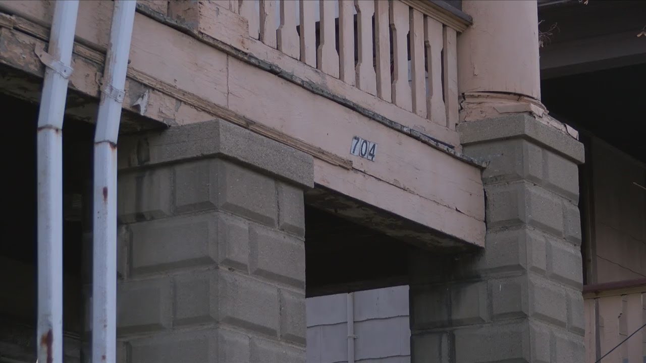 Peoria firefighters rescue resident from early apartment fire - YouTube