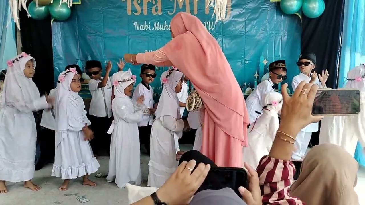 Tampil dipanggung lagu kun anta