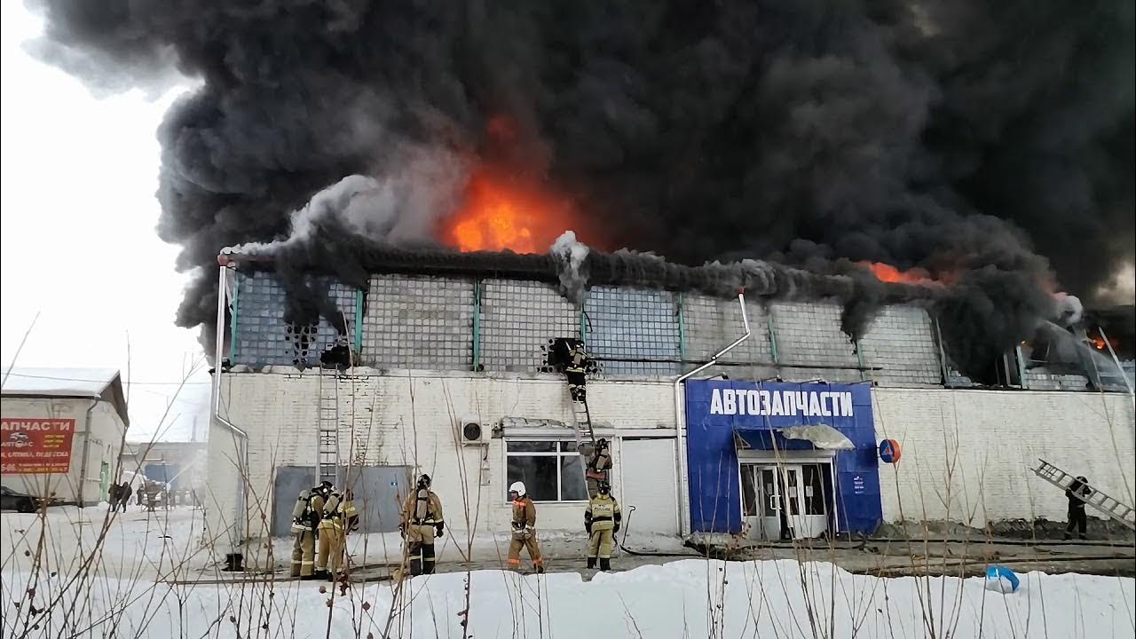 Пожар на левом берегу. Пожар Автотрейд в Красноярске. Пожар на Калинина Автотрейд Красноярск. Пожар на улице Калинина Красноярск. Калинина 60 Красноярск пожар.