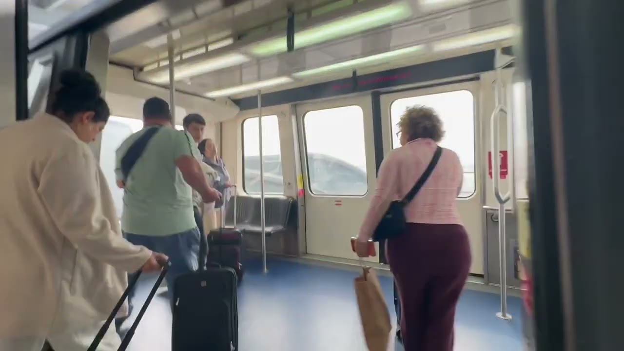 Поездка на трамвае Skyway Train в аэропорту IAH в Хьюстоне.