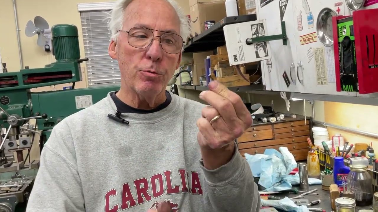 2703. Как отремонтировать и «посинеть» разболтанный винт на Amberola 30.