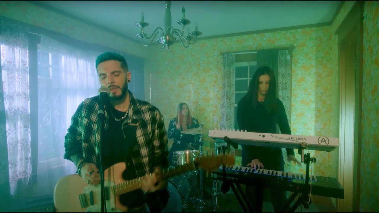 Traceless - Wrong With Me (Official Music Video) auf YouTube ansehen Traceless - Wrong With Me (Official Music Video) auf YouTube ansehen