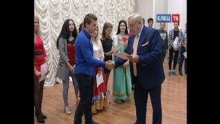 В Елецком филиале РосНОУ прозвенел последний звонок для выпускников отделения СПО В Елецком филиале РосНОУ прозвенел последний звонок для выпускников отделения СПО