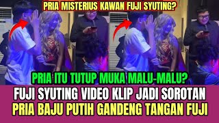 Download Lagu Fuji Syuting Video Klip Jadi Sorotan, Pria Misterius Baju Putih Gandeng Tangan Fuji! MP3 Download Lagu Fuji Syuting Video Klip Jadi Sorotan, Pria Misterius Baju Putih Gandeng Tangan Fuji! MP3