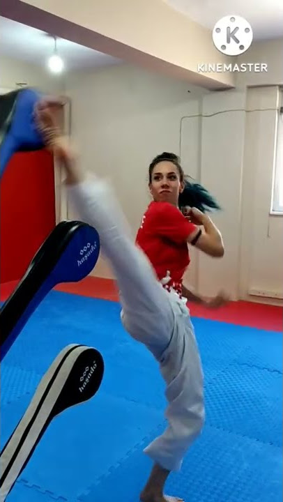 Keahlian menendang yang luar biasa dari gadis pemegang sabuk hitam taekwondo! #tkdgirl #martialartist #blackbelt #fyp