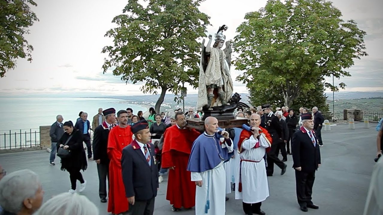 Vasto, la statua di San Michele Arcangelo in processione verso Santa Maria Maggiore