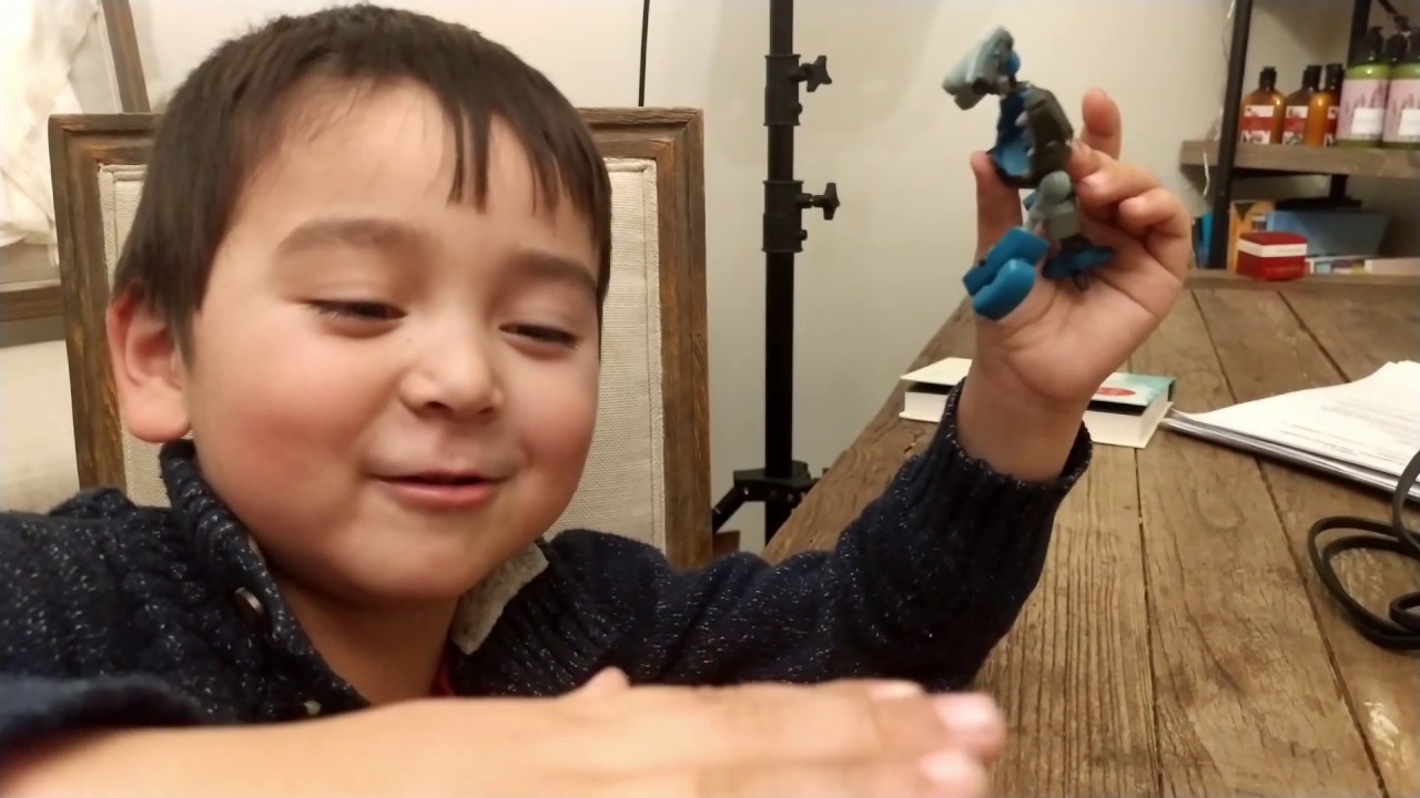 Rene plays King Kong vs  Ready to Robot action figures battle