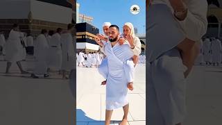 Ek bete ne apne maa-baap ko apne kandhon par bithakar Hajj karaya… ❤️🥹