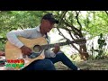 La Musica con un Guitarrista de Tierra Caliente