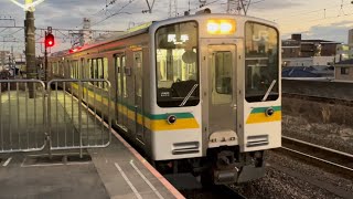 【珍しくチェンジワイパーで運転】E127系0番台ﾅﾊV2編成が尻手行きとして尻手駅3番線に到着停車するシーン（2024.2.18.17:42）