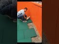 Видео монтажа резиновой плитки толщиной 30 мм на спортивной площадке