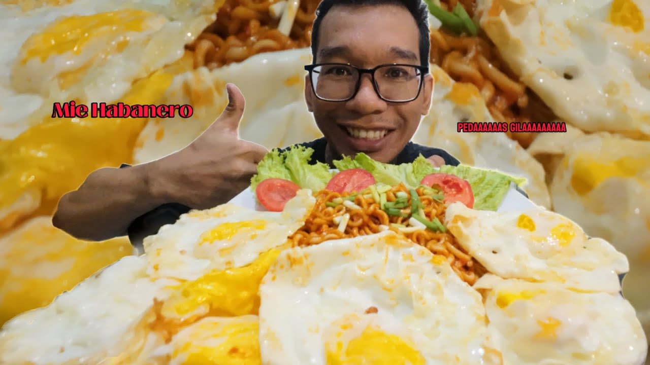 Makan Mie Extra Pedas campur Sambal Habanero dan Telur Mata sapi yang berlimpah