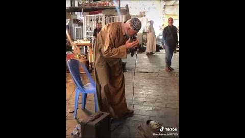 رجل كبير في الشارع يقرأ سوره الفاتحه في نفس واحد