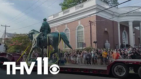 Charlottesville removes Robert E. Lee confederate statue
