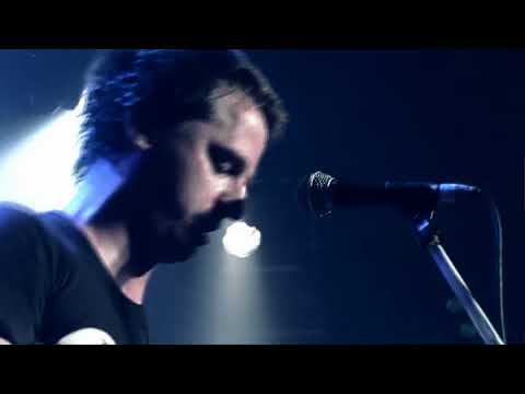 Watch the video for En burla del destino