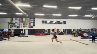 Rudi to split jump on floor