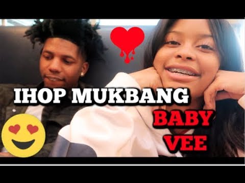 Should I shoot my shot at Baby Vee? | MUKBANG I think she likes me