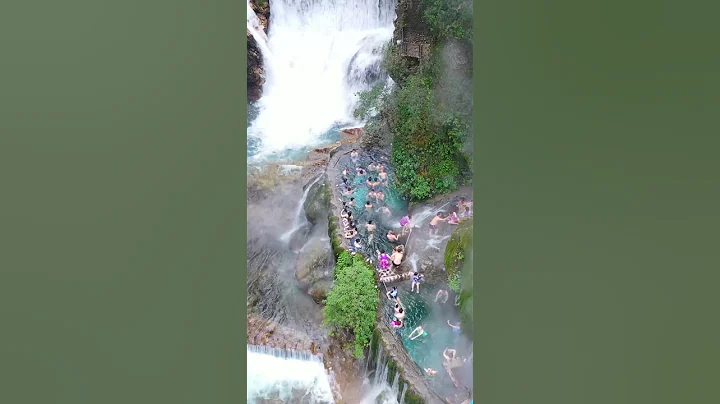 這裡就是四川大涼山螺髻九十九里溫泉，溫泉從懸崖上飛瀉而下，落入到一個個天然水潭中，真是宛如仙境！ #青雲跡 - 天天要聞