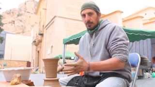 Demostración de un trabajo artesanal. Moldeado de barro con torno