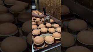 Burger khane walo ye DEKHO 😱🤯🍔 | Burger Buns Making in Factory 🔥#youtubeshorts #foodshorts screenshot 3