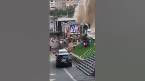 Yasamalda su borusu partladı, o görüntünü izleyin
