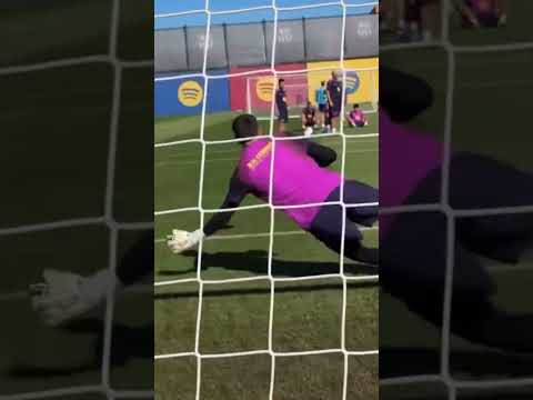 تصديات خوان غارسيا في تدريبات برشلونة       