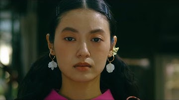 田辺桃子、女子3人組での楽しい日々が一変…？薄暗い森の中で不穏な表情を浮かべる　映画『愚鈍の微笑み』予告編