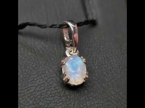 Кулон срібний з природним місячним каменем Стильна мініатюрна підвіска ручної роботи прозорий рідкісний, видео 1