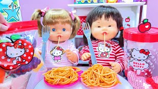 ANI y ONA RUTINA de TARDE comen espagueti de HELLO KITTY y hacen collares⭐Muñecas y Juguetes