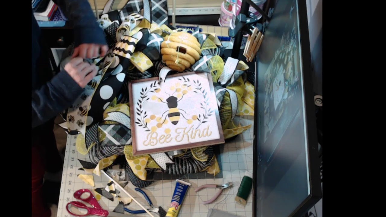 How to create a poof and ruffle deco mesh bee wreath