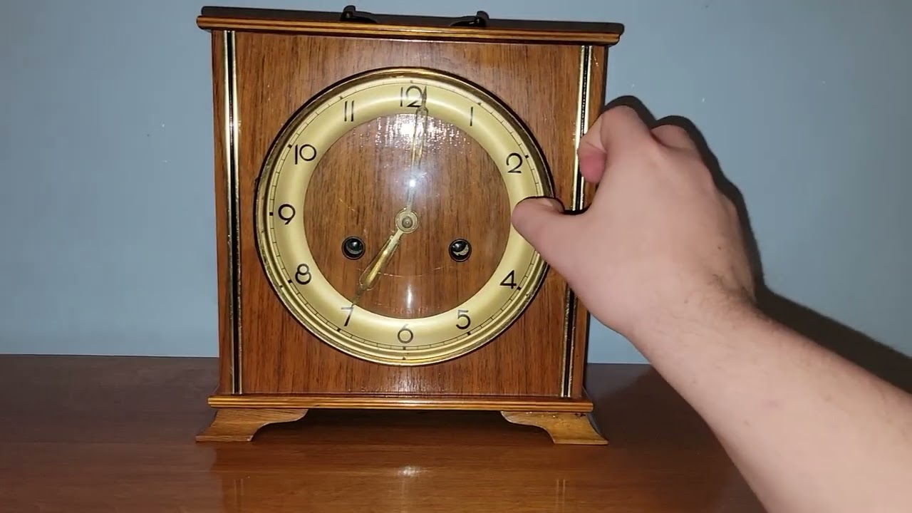 1950's Cuckoo Clock MFG Co. Striking Bracket Mantel Clock - YouTube