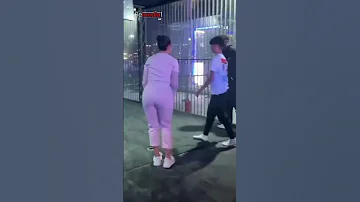 جورجيا تلعب كرة القدم مع أطفالها 