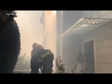 Πυροσβέστες προσπαθούν να κατασβέσουν σπίτι στο Πανόραμα Παλλήνης | CNN Greece
