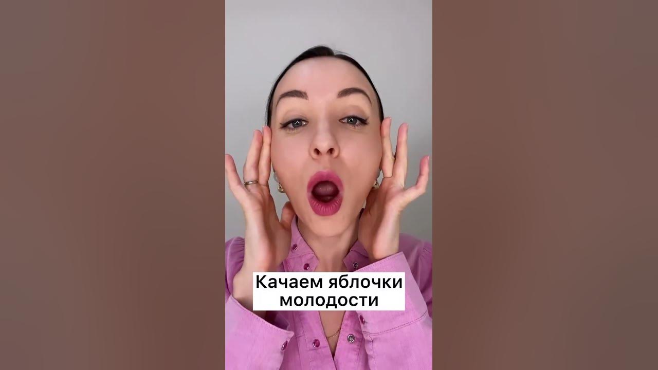 Щечки яблочки у девочки маленькой