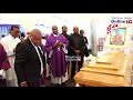 MAPADRE WAKIAGA NA KUBARIKI MWILI WA MARE CECILIA MUME AFUNIKA ALIA KWA UCHUNGU KWAAJILI YA MAZIKO 