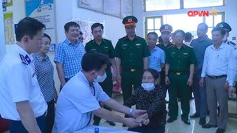 TẶNG CỜ TỔ QUỐC VÀ CHĂM SÓC SỨC KHỎE MIỄN PHÍ CHO NGƯ DÂN NGHỆ AN