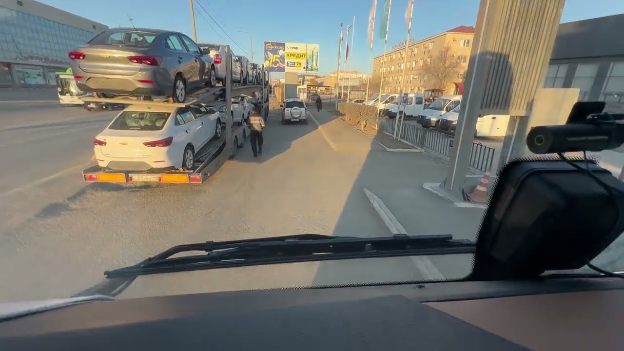 Выгрузка в двух автосалонах