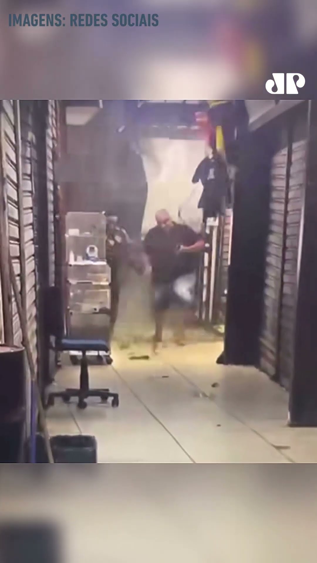 Homem quase é atingido por árvore durante tempestade no RJ #shorts